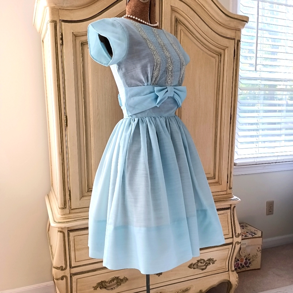 STUNNING, RARE VINTAGE 1950S PARTY DRESS WITH PINTUCKS, LACE AND CRINOLINE! - Picture 13 of 15